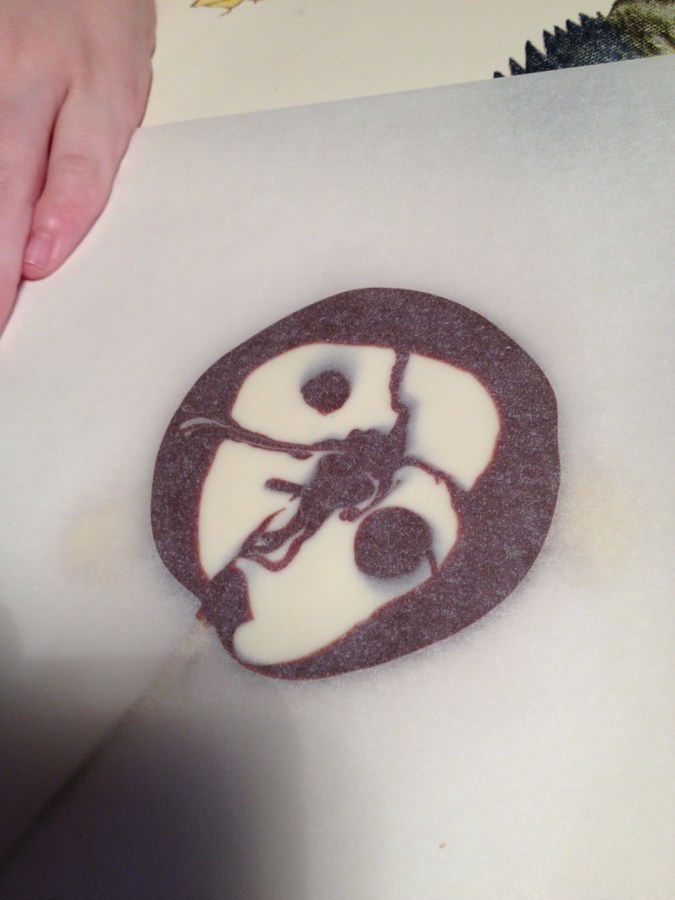 preparando piruletas de chocolate